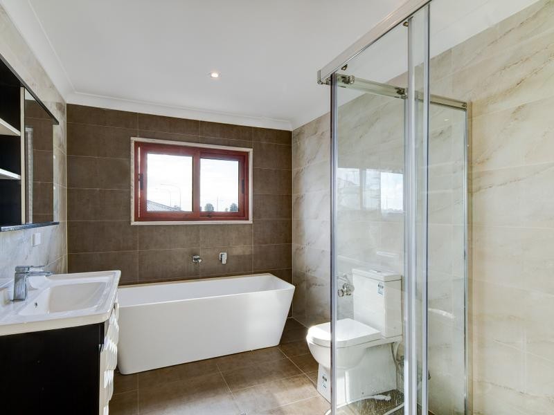 8 Middleridge Drive, Glenmore Park NSW 2745