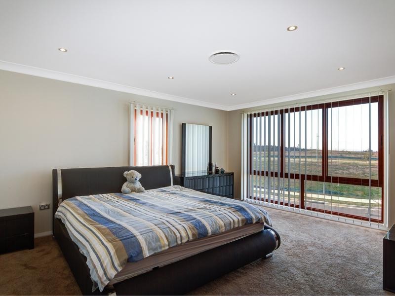 8 Middleridge Drive, Glenmore Park NSW 2745