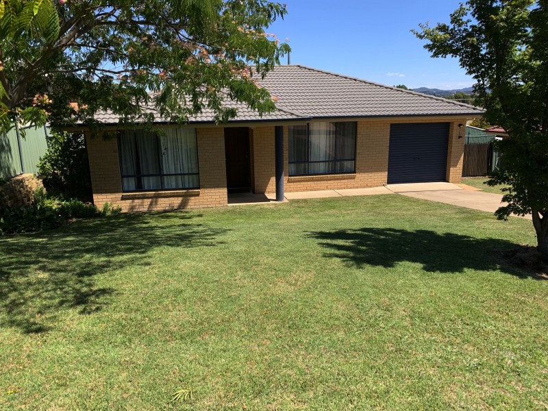 33 Booth Cres, Orange NSW 2800