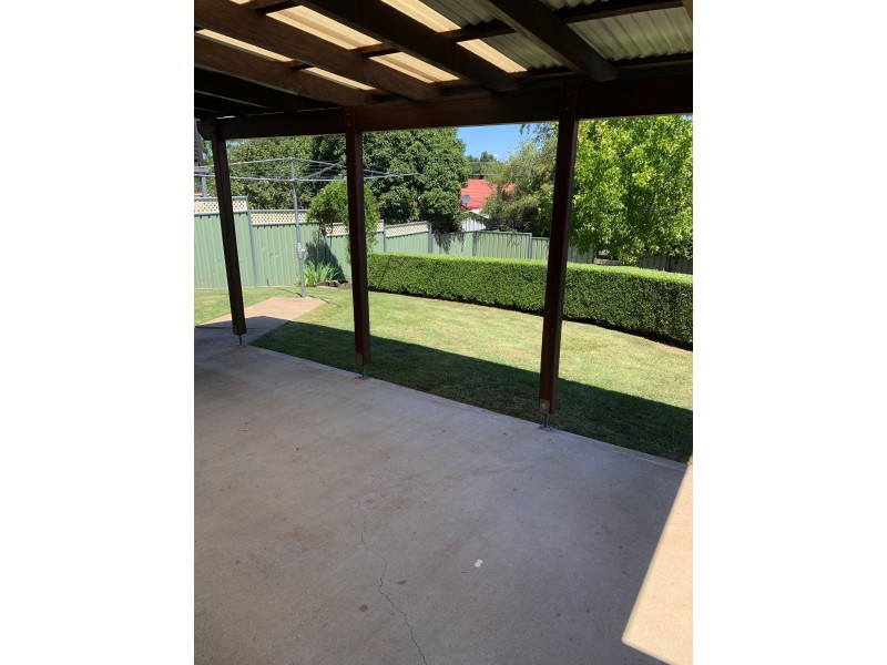 33 Booth Cres, Orange NSW 2800