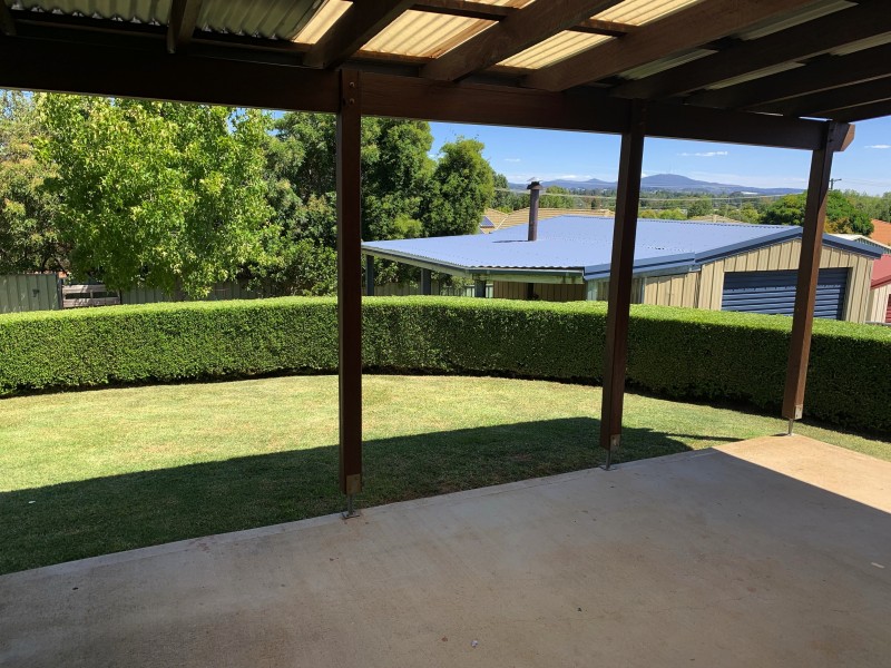 33 Booth Cres, Orange NSW 2800