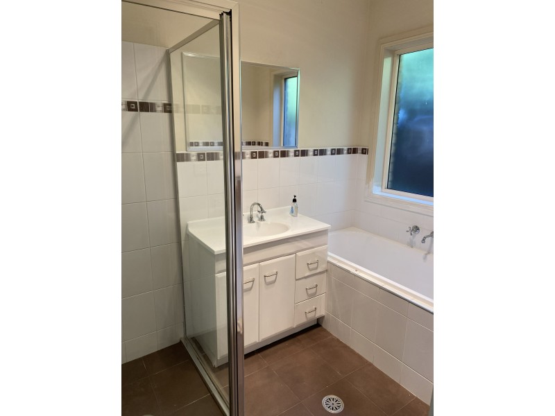 11a Roselawn Dr, Orange NSW 2800