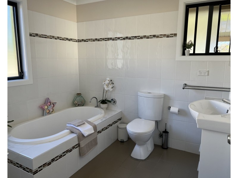 4 Hughes Lane, Marrangaroo NSW 2790
