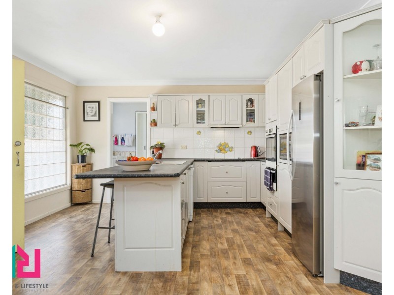 16 Outer Crescent, Bowenfels NSW 2790