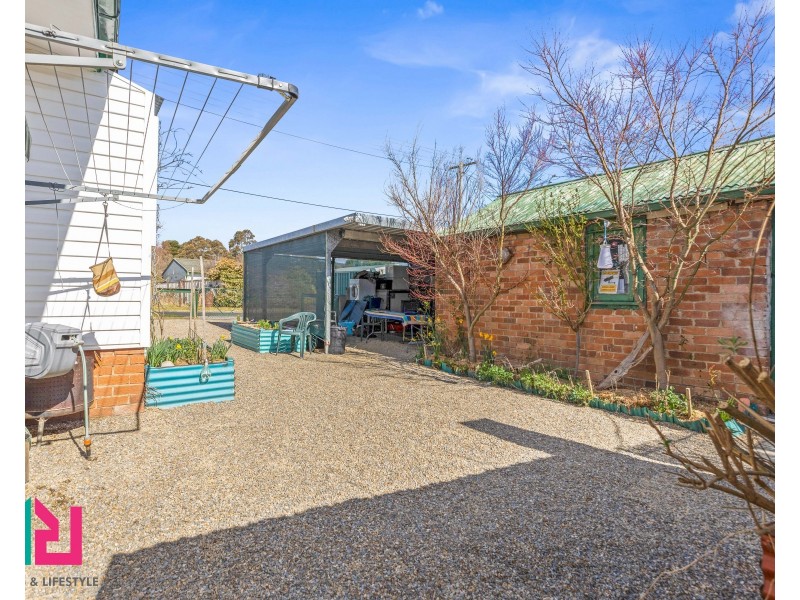 16 Outer Crescent, Bowenfels NSW 2790