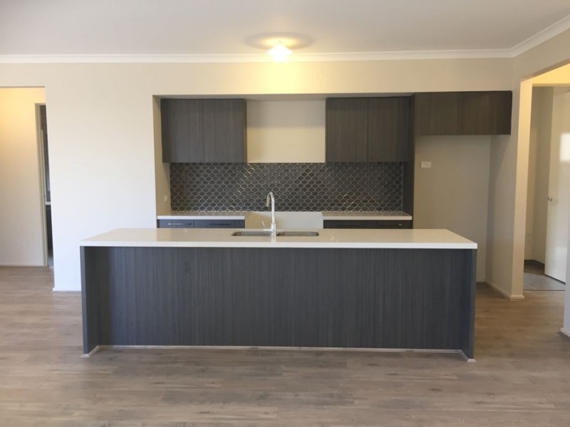 11 Atherstone Blvd, Melton South VIC 3338