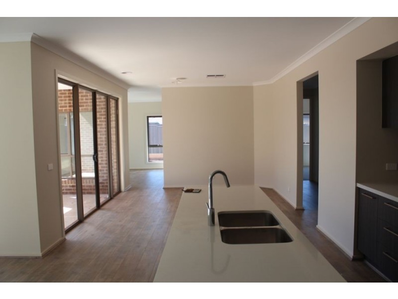 11 Atherstone Blvd, Melton South VIC 3338