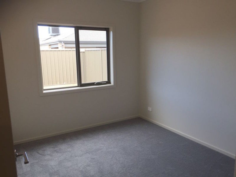 11 Atherstone Blvd, Melton South VIC 3338