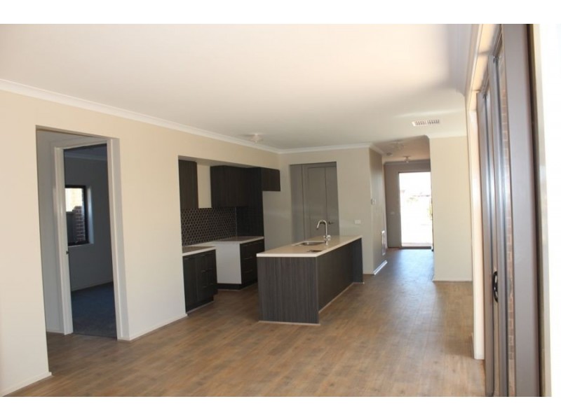 11 Atherstone Blvd, Melton South VIC 3338