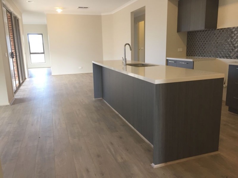 11 Atherstone Blvd, Melton South VIC 3338