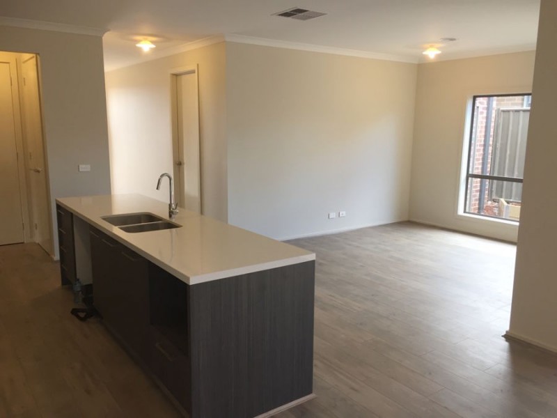 11 Atherstone Blvd, Melton South VIC 3338