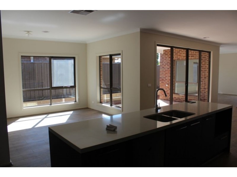 11 Atherstone Blvd, Melton South VIC 3338