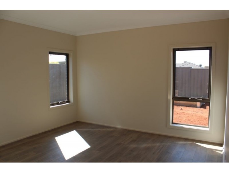 11 Atherstone Blvd, Melton South VIC 3338