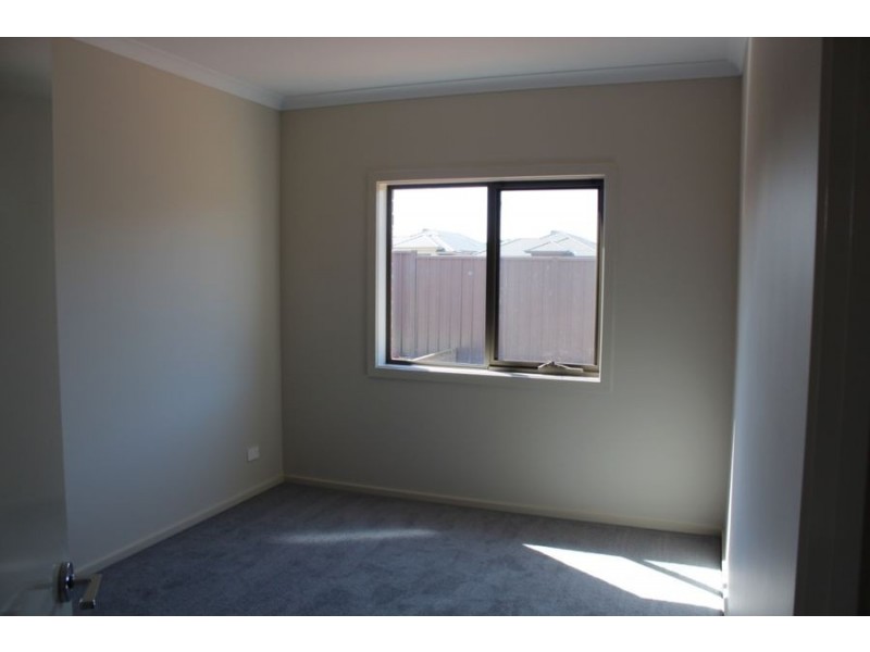 11 Atherstone Blvd, Melton South VIC 3338