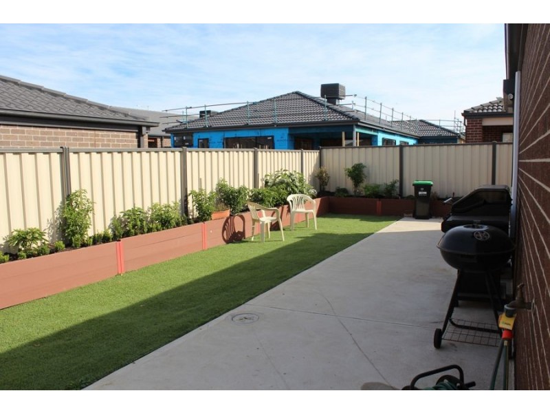 17 Royale Drive, Plumpton VIC 3335