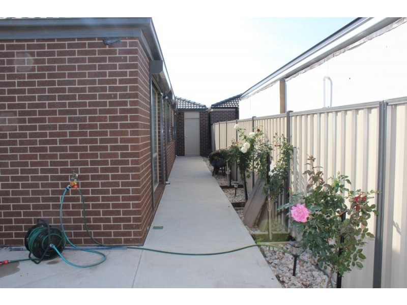 17 Royale Drive, Plumpton VIC 3335