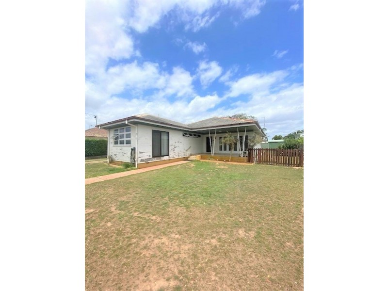 8 mckewen st, Svensson Heights QLD 4670