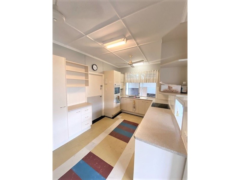 8 mckewen st, Svensson Heights QLD 4670