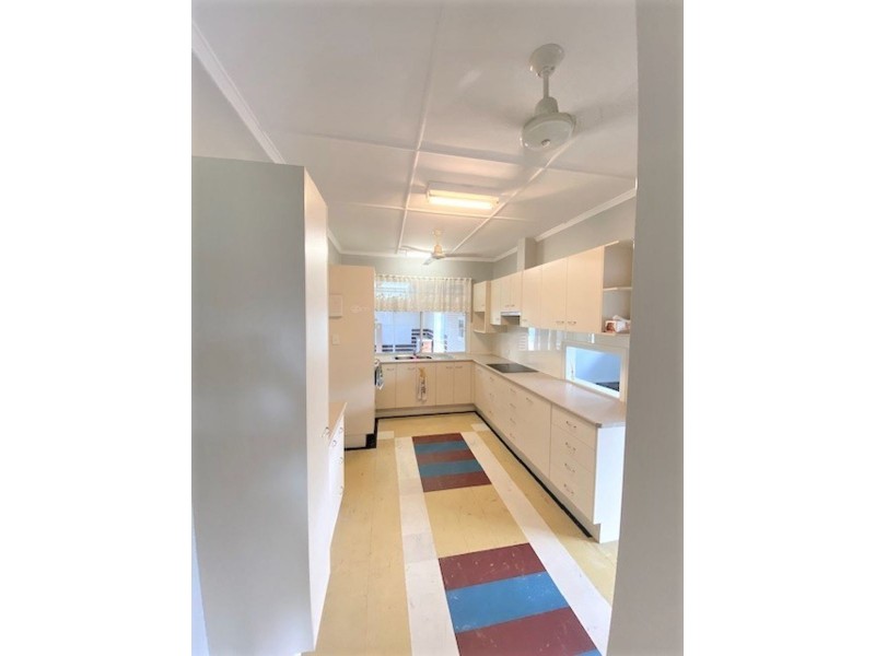 8 mckewen st, Svensson Heights QLD 4670