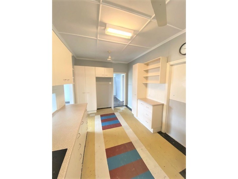 8 mckewen st, Svensson Heights QLD 4670