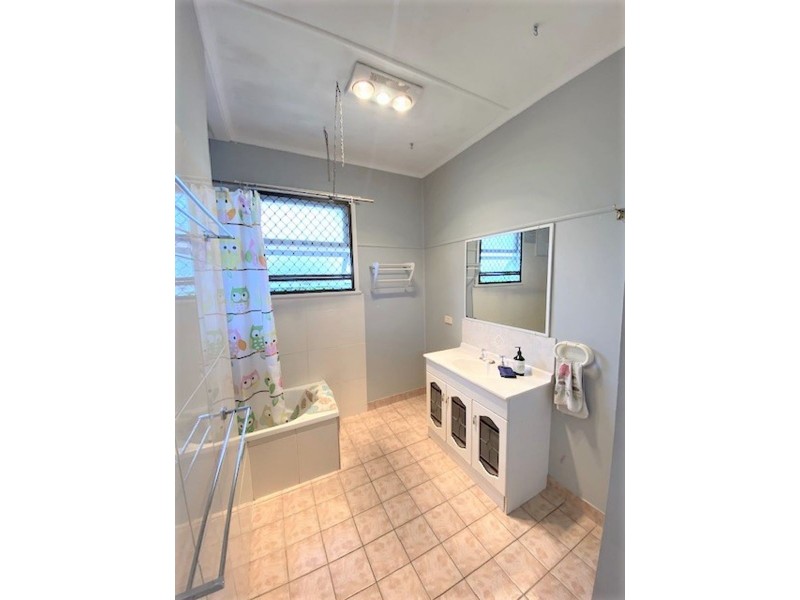 8 mckewen st, Svensson Heights QLD 4670