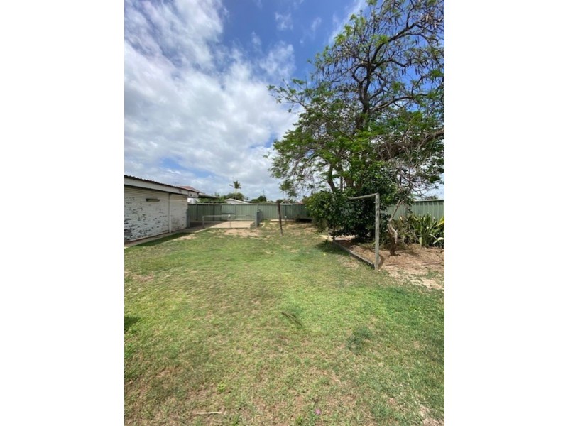 8 mckewen st, Svensson Heights QLD 4670