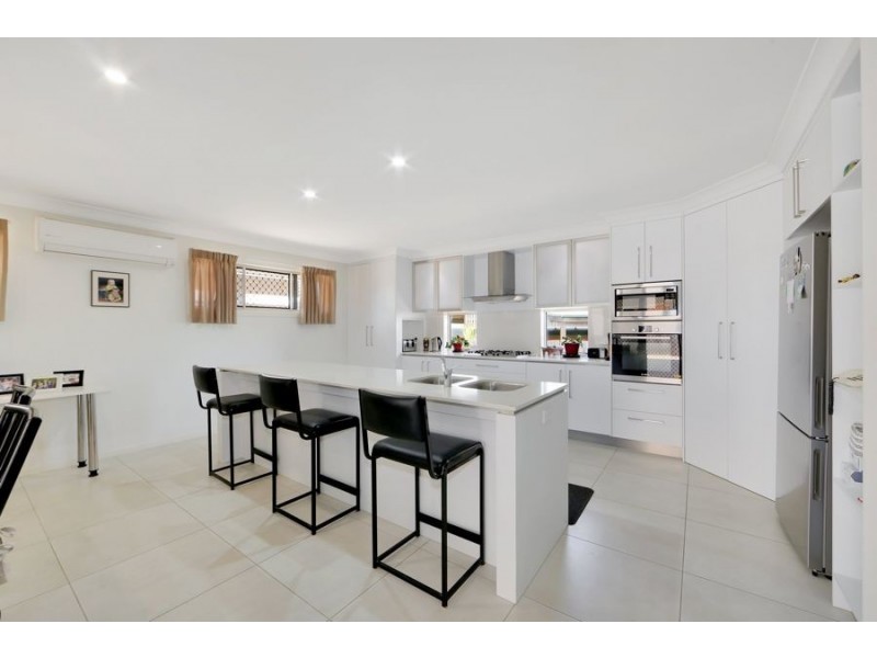 6 Ocean view Place, Elliott Heads QLD 4670