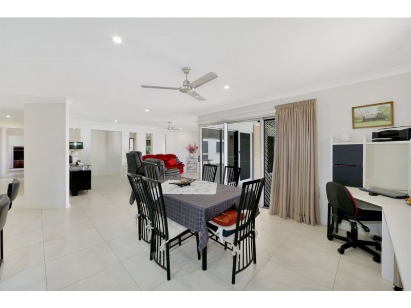 6 Ocean view Place, Elliott Heads QLD 4670