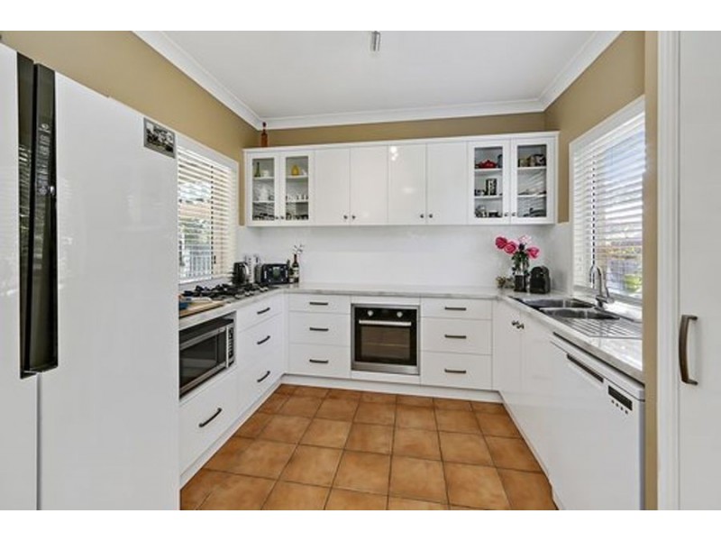 6 Geary Street, Burnett Heads QLD 4670