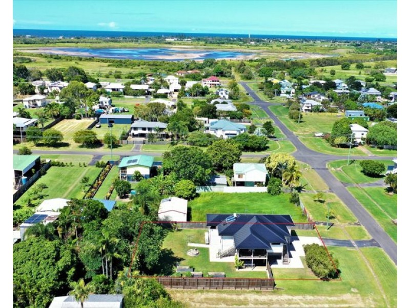 25 Duffy street, Burnett Heads QLD 4670