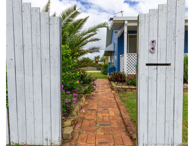8 Blue Water Drive, Elliott Heads QLD 4670