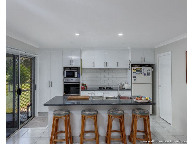 16 Betty Close, Coral Cove QLD 4670