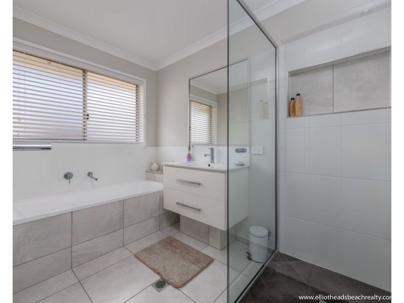 16 Betty Close, Coral Cove QLD 4670