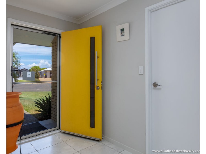 16 Betty Close, Coral Cove QLD 4670