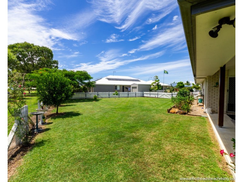 16 Betty Close, Coral Cove QLD 4670