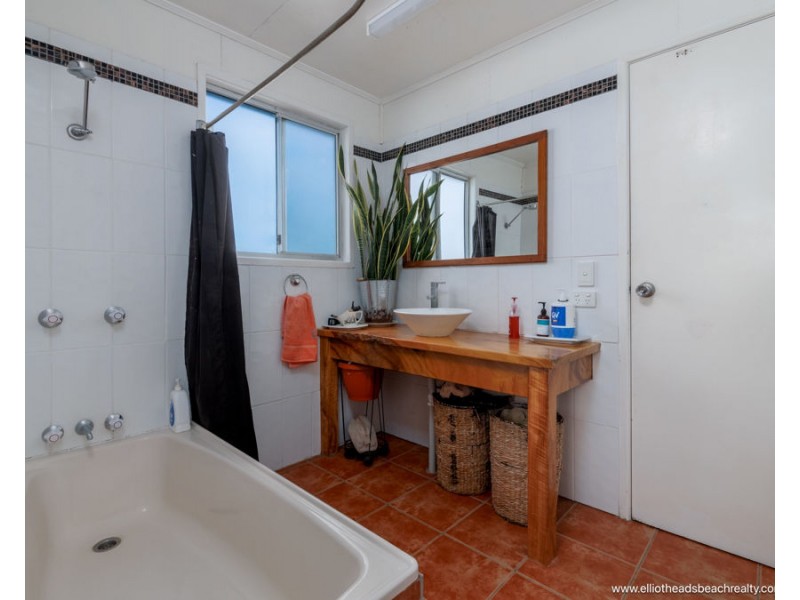 76 Bathurst Street, Elliott Heads QLD 4670