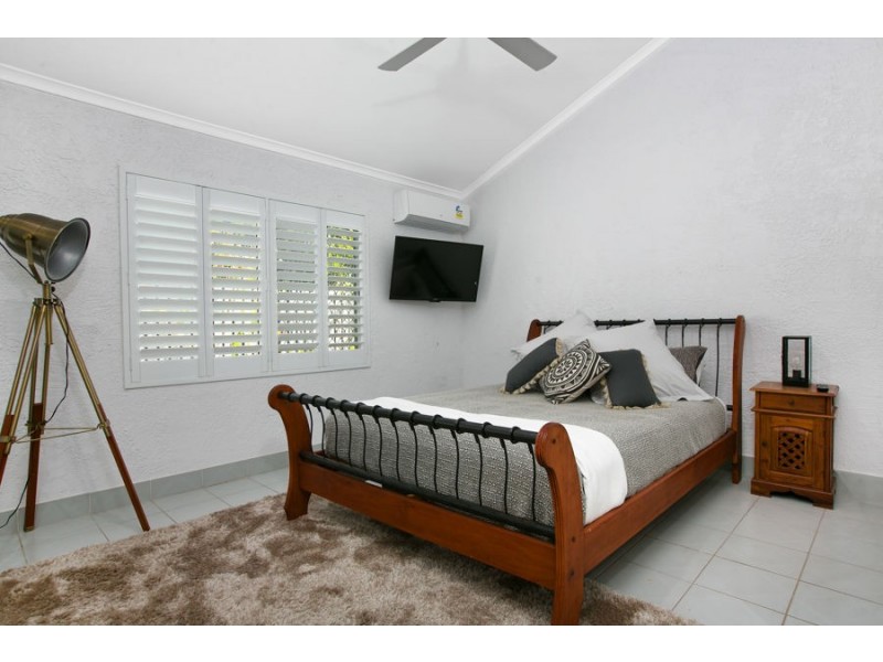 40 Hibiscus Lane, Holloways Beach QLD 4878
