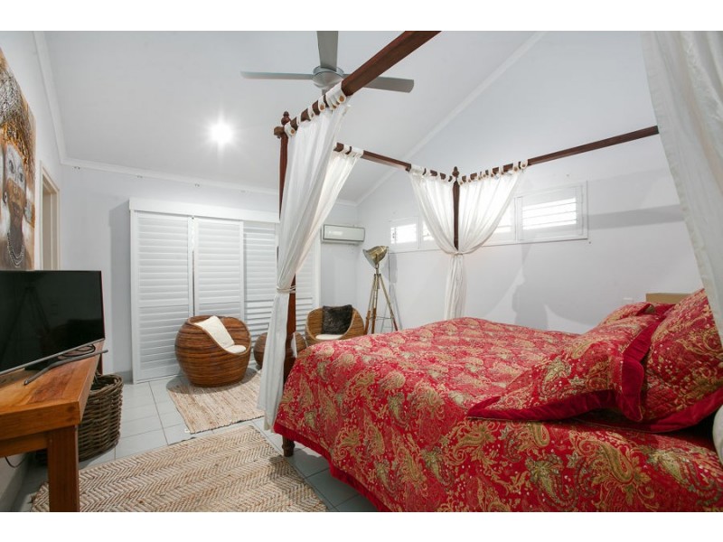 40 Hibiscus Lane, Holloways Beach QLD 4878