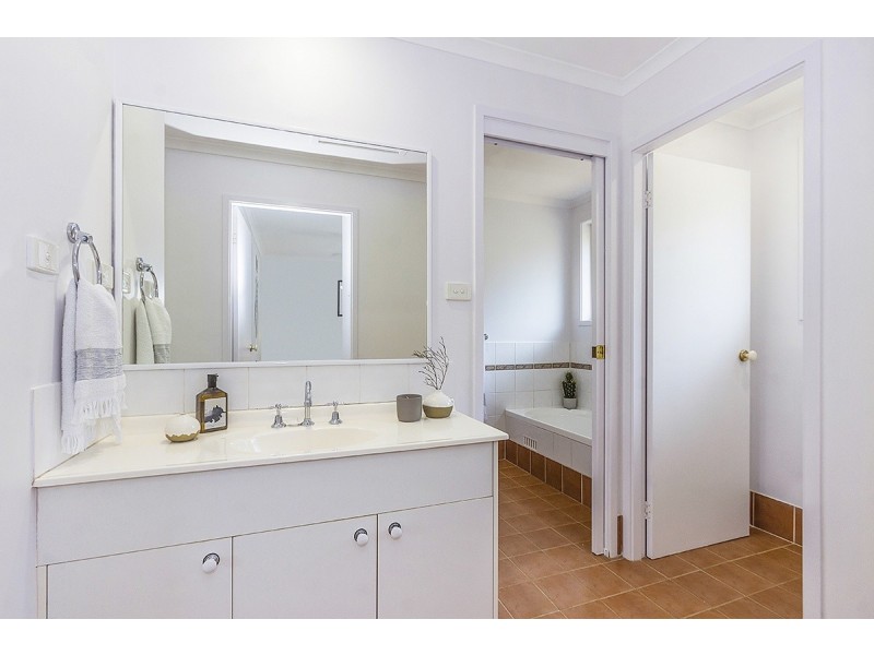 8 Woodbine Close, Lisarow NSW 2250