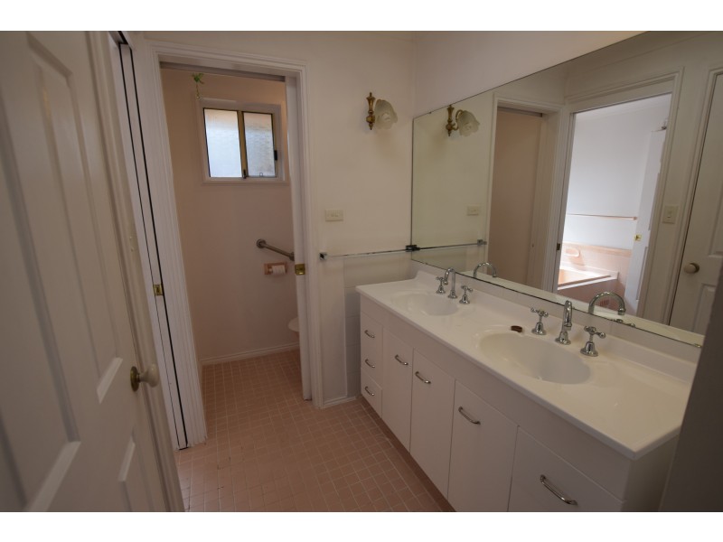 5 Noonan Point Avenue, Point Clare NSW 2250