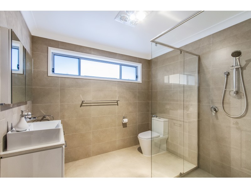 10 Sunshine Drive, Point Clare NSW 2250