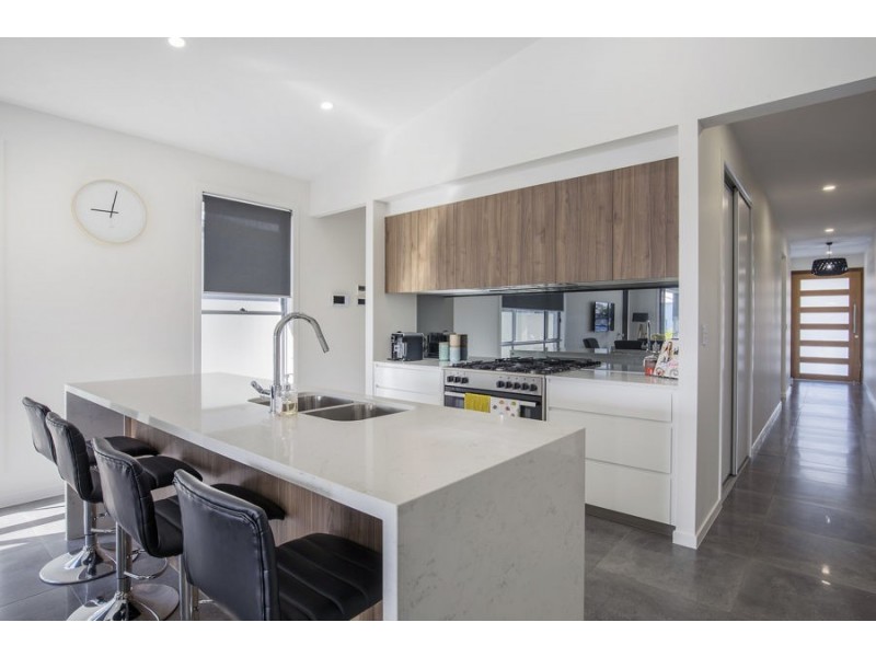 24 Paradise Parade, Jacobs Well QLD 4208