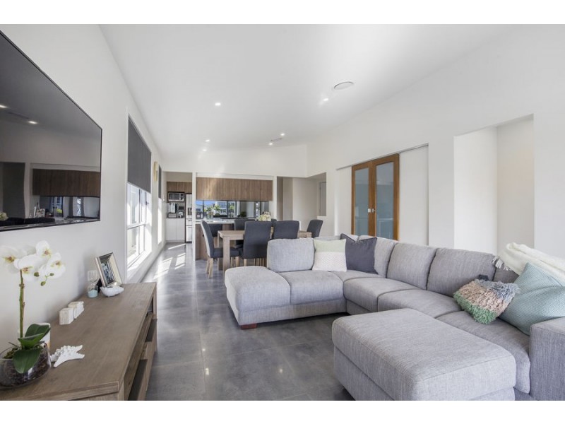 24 Paradise Parade, Jacobs Well QLD 4208