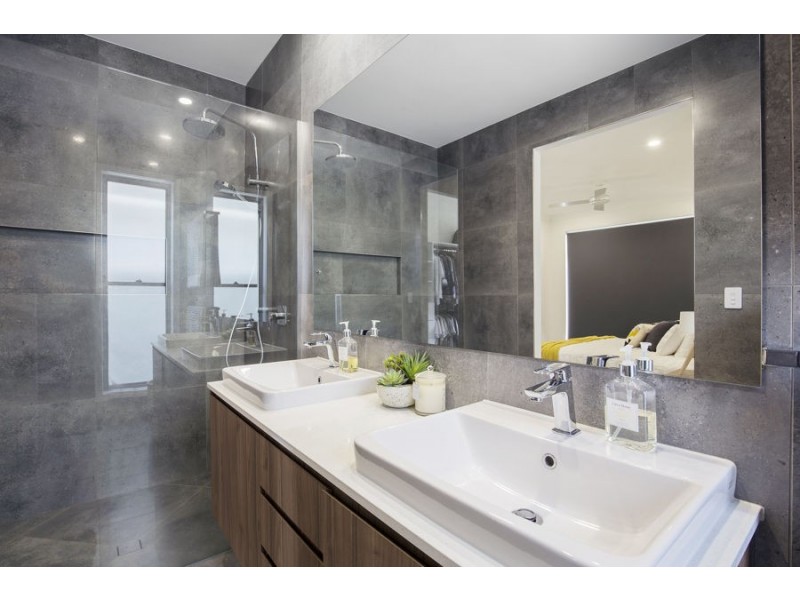 24 Paradise Parade, Jacobs Well QLD 4208