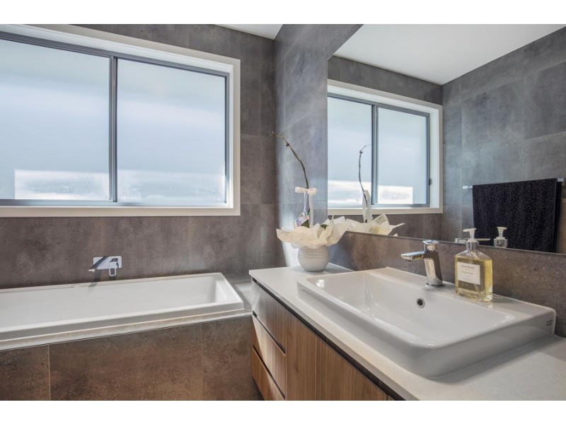 24 Paradise Parade, Jacobs Well QLD 4208