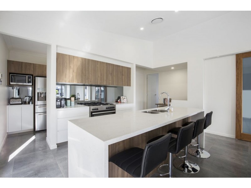 24 Paradise Parade, Jacobs Well QLD 4208