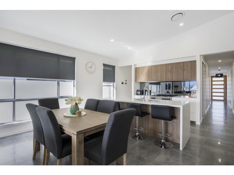 24 Paradise Parade, Jacobs Well QLD 4208