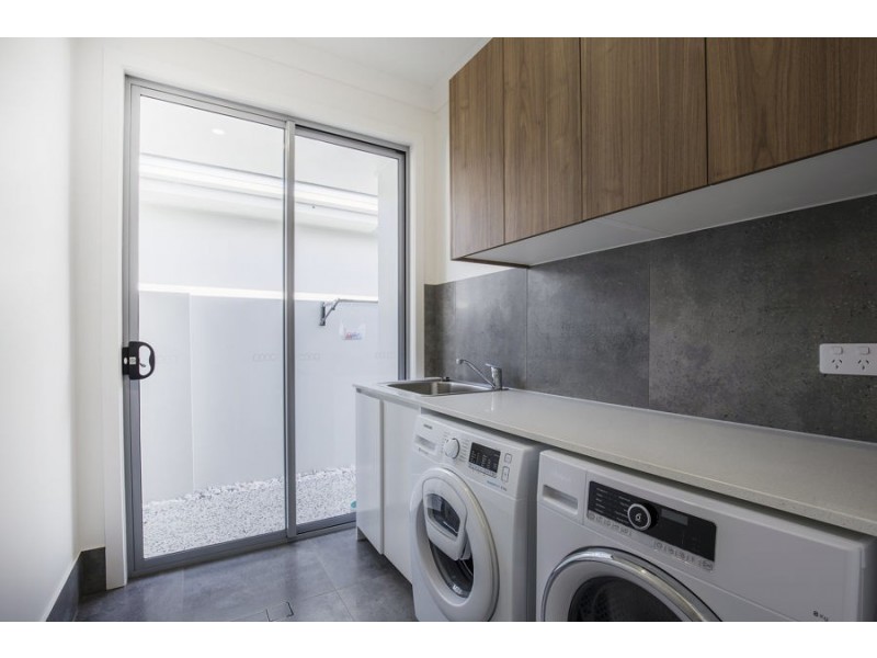 24 Paradise Parade, Jacobs Well QLD 4208