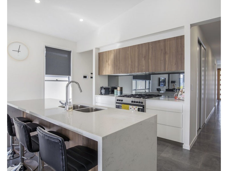 24 Paradise Parade, Jacobs Well QLD 4208
