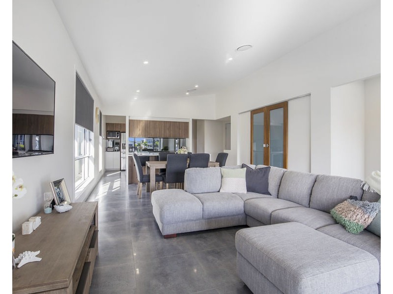 24 Paradise Parade, Jacobs Well QLD 4208